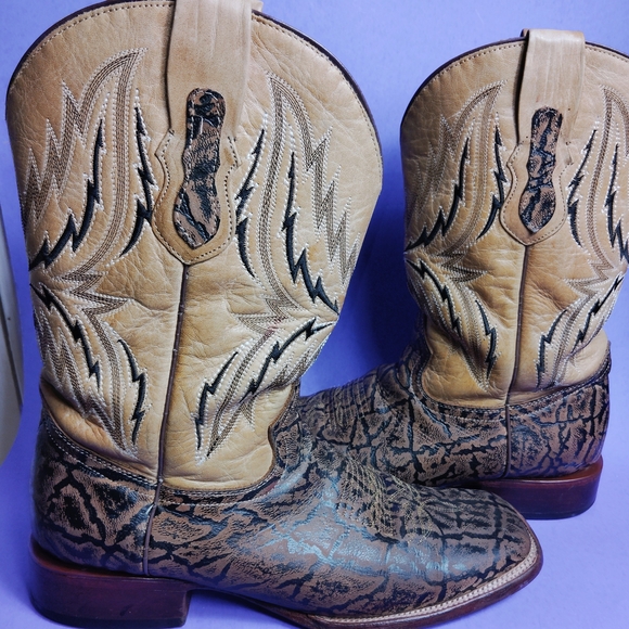 Stylish Tan and Brown Western Boots - Picture 5 of 9